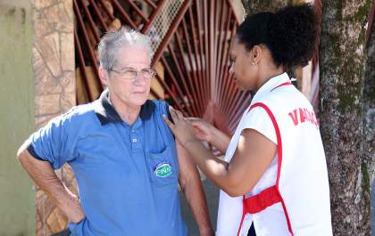 Governo de Andradina bate meta de vacinação em idosos contra influenza