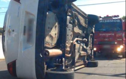 Médica capota carro no meio de avenida