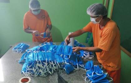 Detentos de Três Lagoas produzem máscaras, aventais e outros EPIs para equipes do Hospital Auxiliadora