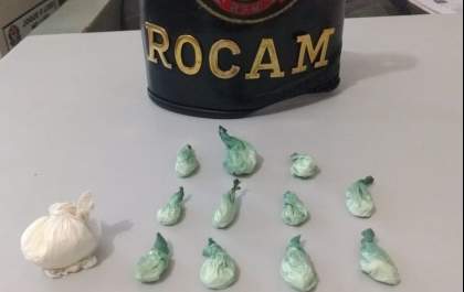 Jovem é flagrada com cocaína e alega que ex-companheiro quis incriminá-la