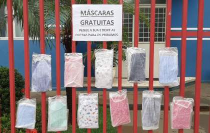 Diretor da Escola Municipal Olyntho Mancini coloca varal para doação de máscaras no portão da unidade