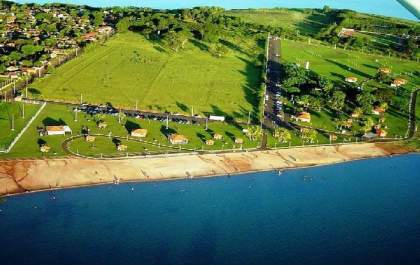 Banhistas furam isolamento e ameaçam guardas para ir à prainha municipal