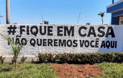 Mensagem no cemitério deixa claro o medo. Prefeitura explica como ser atendido sem se aglomerar