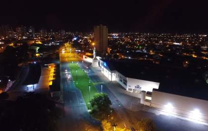 Prefeitura reforça iluminação na avenida dos Araçás