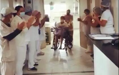 Mulher com covid-19 recebe alta após 8 dias de internação