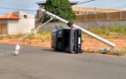 Caminhonete tomba após bater e danificar poste