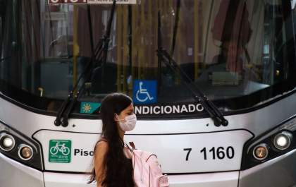 Prefeitura de SP recomenda uso de máscara para quem sair de casa