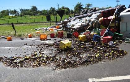Caminhão carregado de bebidas tomba no trevo
