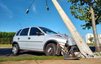 Carro derruba poste na avenida Abraão Buchalla, em Araçatuba