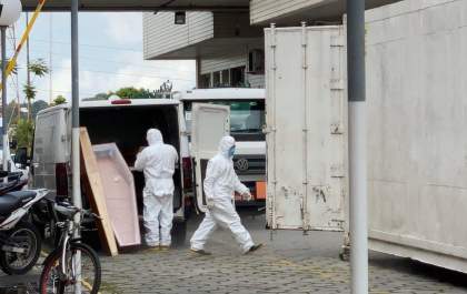 Hospital de Manaus recebe câmara frigorífica para mortos pela Covid-19
