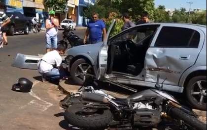 Motociclista tem lesão grave ao bater em carro na João Arruda Brasil