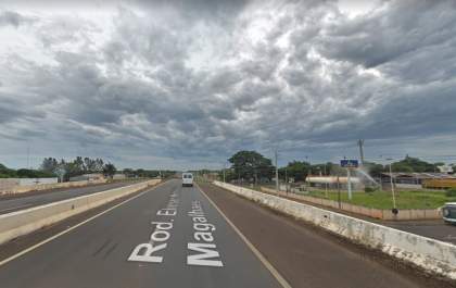 Policial militar fica ferido ao bater moto em cavalo na Elyeser