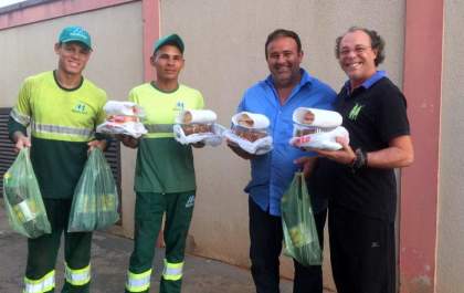 Família faz lanches e doa toda semana para coletores de lixo