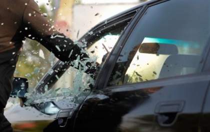 Assaltantes dão socos no rosto de uma mulher e roubam seu carro no MS