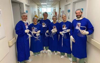 Crachá com fotos de profissionais de saúde sorrindo leva afeto e ameniza dor de pacientes