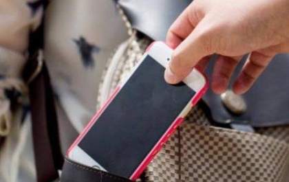Mulher presa por roubar celular após carona