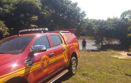 Bombeiros continuam a procura por dois pescadores que desapareceram no rio em MS