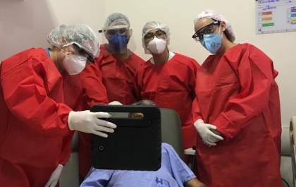 No Hospital Auxiliadora pacientes falam com familiares por chamada de vídeo