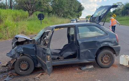 Motorista morre e 3 ficam feridos em colisão de carro com caminhão