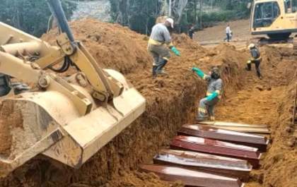 Sistema de trincheiras para enterrar vítimas da Covid-19 foi adotado no Brasil