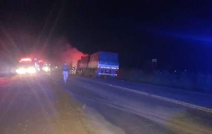 Incêndio em carreta de celulose em Três Lagoas