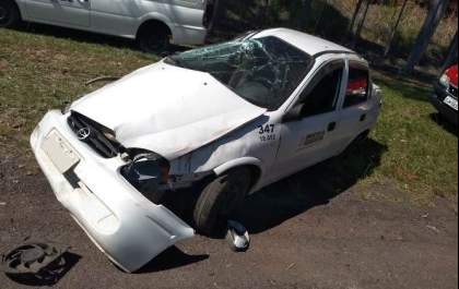 Motorista da prefeitura capota em vicinal