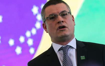Bolsonaro 'desafia' Moro e exonera diretor-geral da Polícia Federal