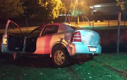 Estudante perde controle e carro fica ‘pendurado’ no Machadinho