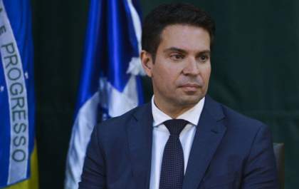 Bolsonaro nomeia André Mendonça para a Justiça e Ramagem para a PF