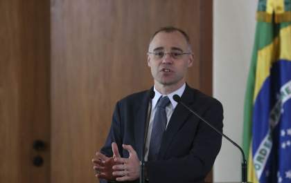 Bolsonaro nomeia André Mendonça para a Justiça e Ramagem para a PF