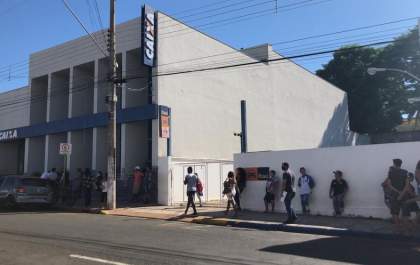 Fila da Caixa dá volta no quarteirão