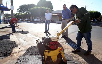 Operação tapa-buraco começa a ser intensificada em Andradina