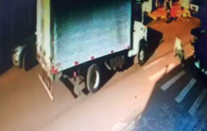 Homem se atira debaixo de caminhão. Veja o vídeo
