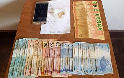 Homem preso com drogas e dinheiro falso