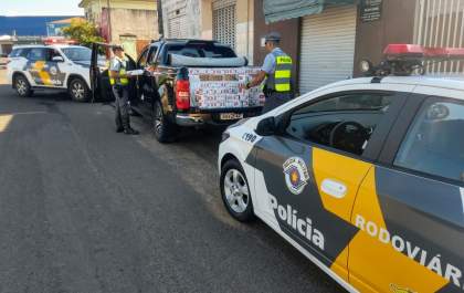 Polícia apreende caminhonete roubada carregada com cigarros