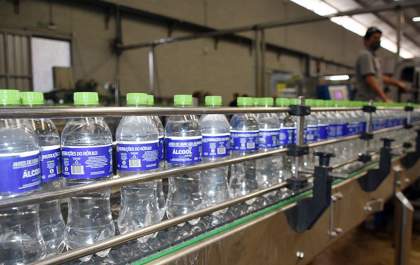 Sesi distribui 18,2 mil litros de álcool para rede pública de saúde de 17 municípios do Estado