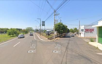 Enfermeira fica ferida ao bater moto em poste