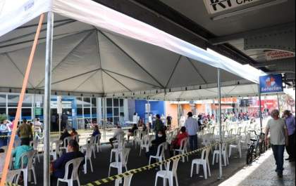 Prefeitura instala tendas em frente à Caixa