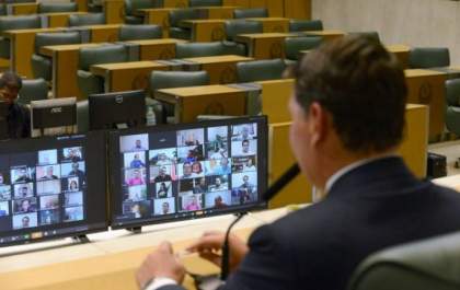 Justiça suspende corte de salários de funcionários da Alesp