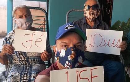 Três-lagoense faz selfie com os pais para espalhar esperança em meio a pandemia