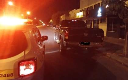 Motorista é flagrado pela PM 'cantando pneus' de caminhonete em avenida