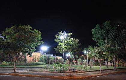 Praça “Dr. Celso Charuri” recebe iluminação em Andradina