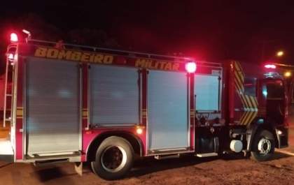 Câmeras flagram homem incendiando carro com coquetel molotov