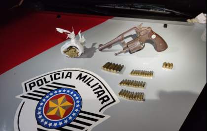 PM prende dois com revolver e maconha