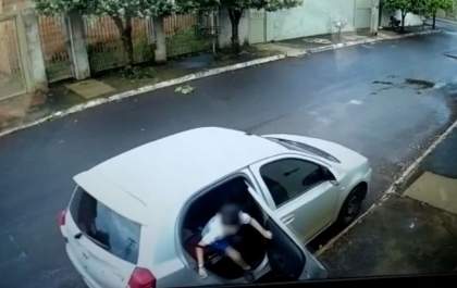 Em Três Lagoas, criança é jogada dentro de veículo, e felizmente conseguiu fugir