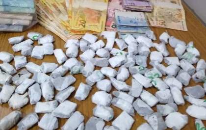 Dono de bar e jovem são presos com drogas pela Dise