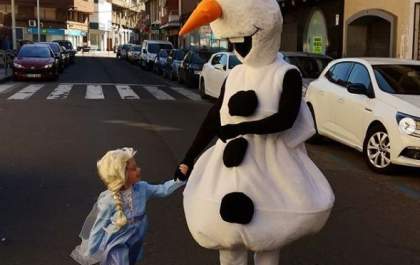 AMOR: pai e filha se divertem usando fantasias todos os dias, e ficam famosos