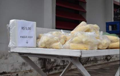 Sem vendedor: produtor rural monta barraca e comercializa produtos na confiança