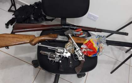Três homens são presos com armas e fazendeiro é autuado em R$ 10 mil por desmatamento