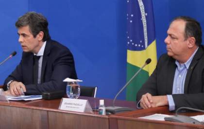 Bolsonaro se antecipa à demissão de Teich da Saúde e chama general, diz revista